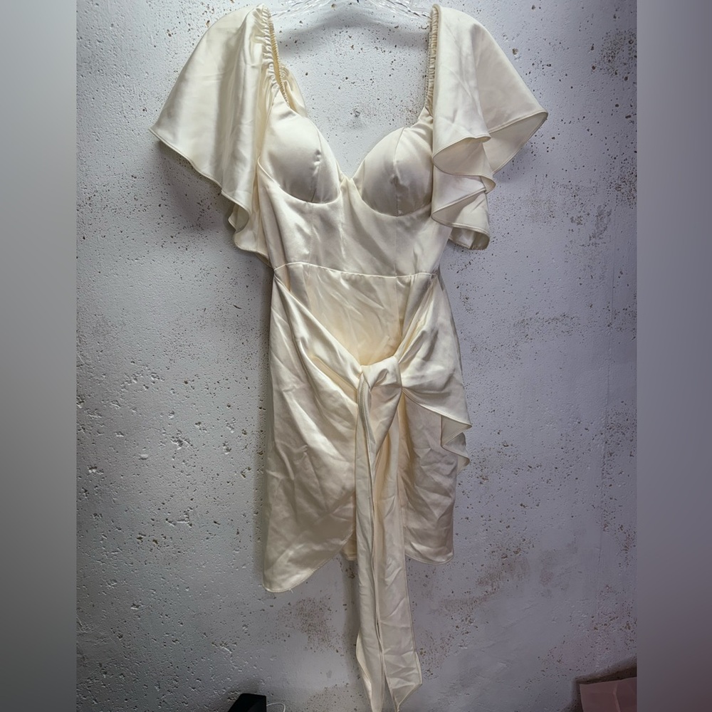 Selfie Leslie Aphrodite Molded Bust Angel Sleeve Wrap Dress Cream NEW Size Small - Picture 8 of 12